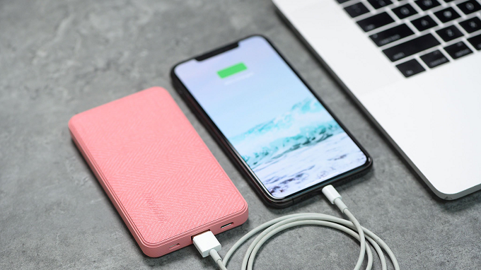 Pin dự phòng Energizer 10.000mAh UE10043GY có thiết kế bo tròn, gọn nhẹ, dễ dàng mang theo để sử dụng khi cần.