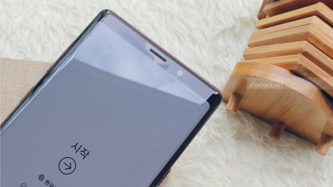 Viền màn hình điện thoại chứa loa, cảm biến mống mắt iris, đèn LED và camera selfie