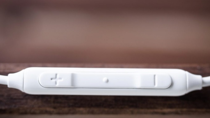 Các nút điều khiển trên tai nghe rõ ràng, dễ thao tác