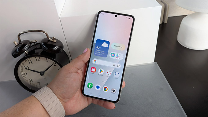 Màn hình AMOLED trên Samsung Galaxy Z Flip 7 FE cho trải nghiệm đỉnh cao