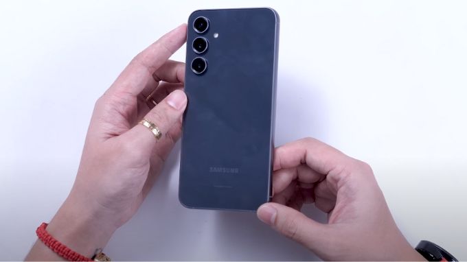 Pin Samsung Galaxy S23 Fe cũ lớn hơn 4.500mAh