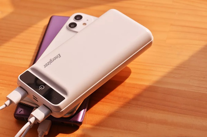 Pin dự phòng Energizer 20.000mAh UE200009BK sở hữu một thiết kế đặc biệt hiện đại với dàn đèn LED vừa đẹp mắt lại vừa hữu dụng.