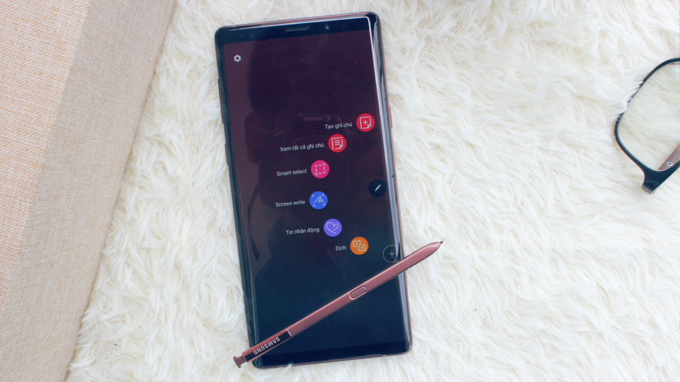 Galaxy Note 9 sở hữu mặt kính cường lực Gorilla Glass 5 có khả năng chống va đập khi rơi ở độ cao 1,6m đến 80%