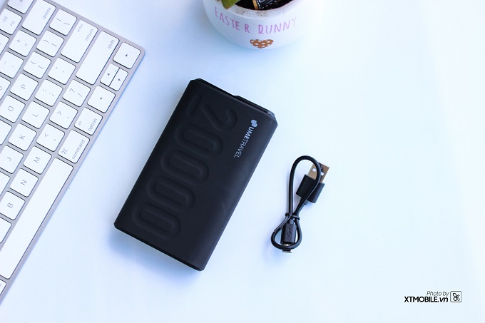 Pin sạc dự phòng nhanh Polymer 20000mAh có thiết kế nhỏ gọn, tiện lợi khi mang theo