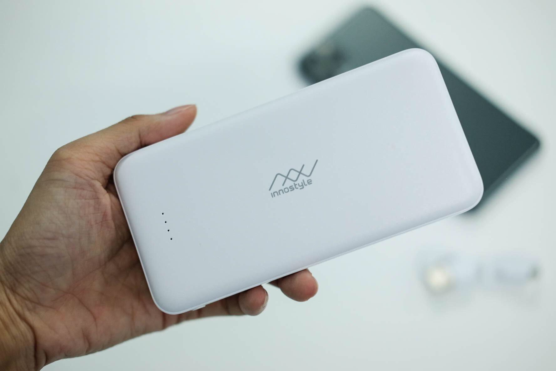 Thiết kế pin dự phòng Innostyle Powergro White nhỏ gọn, dễ dàng cầm nắm