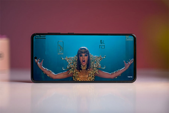 Chất lượng hiển thị tuyệt vời, mang lại màu sắc rực rỡ