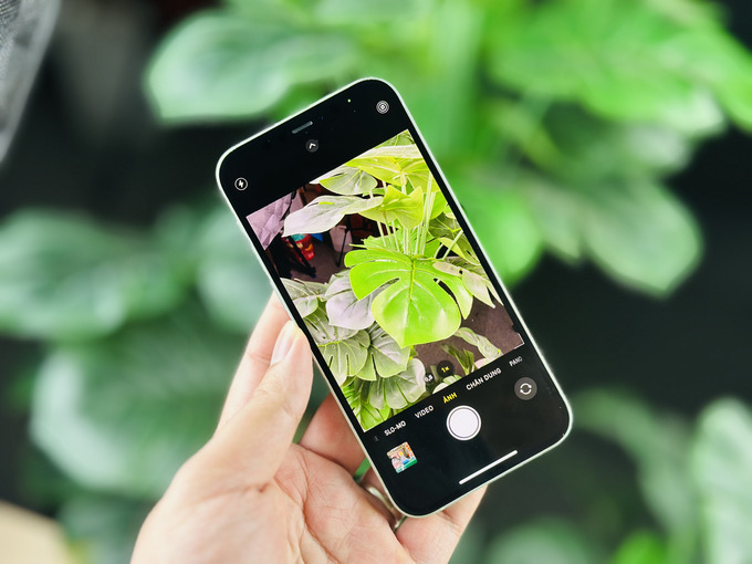 Cảm biến trên iPhone 12 128GB cũ 97% gồm cụm camera kép gồm camera chính 12MP f/1.6 và camera góc siêu rộng 12MP f/2.4