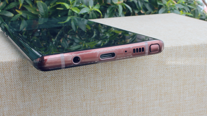 Cạnh dưới là jack cắm tai nghe 3.5mm và loa