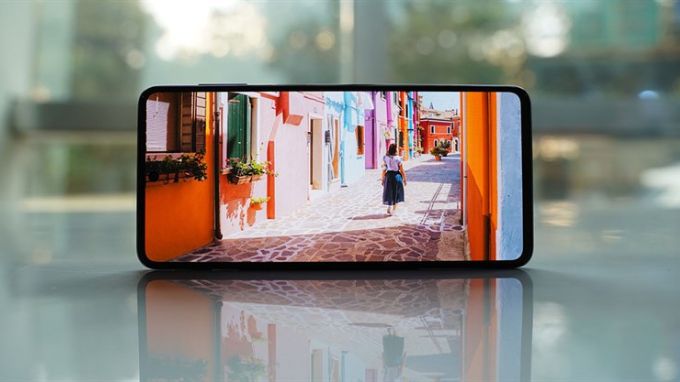 Màn hình Super AMOLED cho khả năng hiển thị ấn tượng