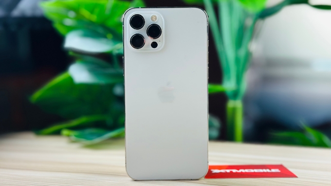 Thiết kế của iPhone 12 Pro Max 256GB cũ thể hiện rõ sự tinh tế với khung thép không gỉ và mặt kính cường lực