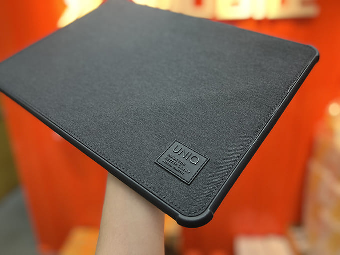 tui-chong-soc-vai-uniq-dfender-tough-macbook-air-pro-13inch-hinh-anh-chinh-hang-gia-re