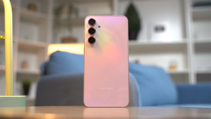 ngoại hình Galaxy A55 5G giá rẻ không có nhiều thay đổi so với thế tiền nhiệm