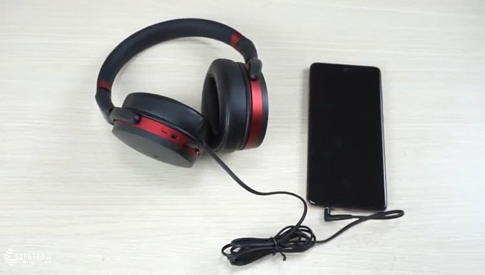 Tích hợp jack cắm âm thanh nổi 3,5 mm và cáp âm thanh để có thể nghe nhạc khi hết pin