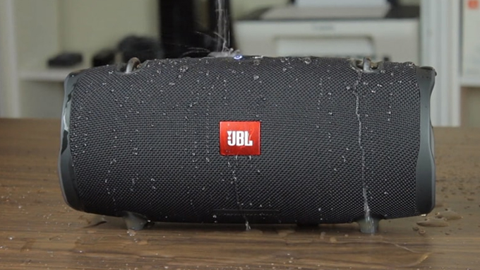 kha-nang-chong-nuoc-loa-jbl-xtmobile