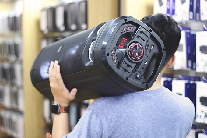 Loa karaoke FeiYang FG206-06 có kiểu dáng nhỏ gọn, sang trọng nhưng đầy cuốn hút 