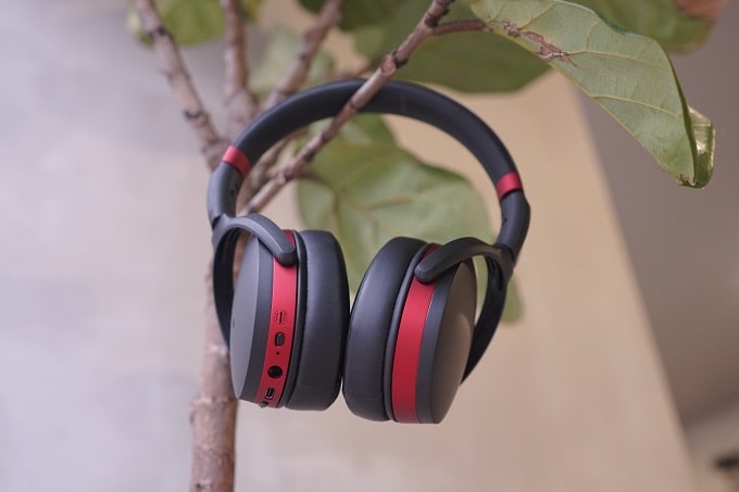 Thiết kế tai nghe chụp tai Bluetooth Sennheiser HD 458BT theo kiểu earcup lớn giúp ôm trọn hết vành tai