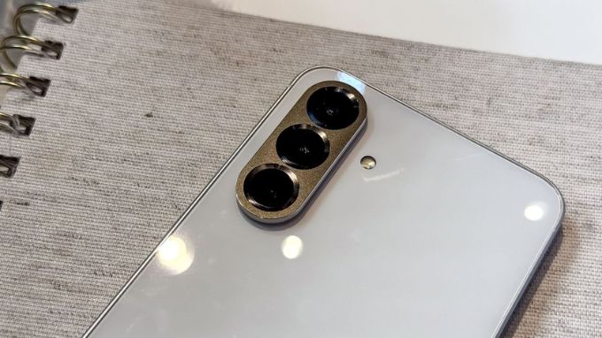 Cụm 3 camera 50MP cho khả năng chụp ảnh, quay video 4K ấn tượng