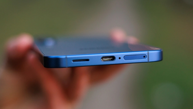 Máy được trang bị viên pin dung lượng khoảng 4.900 mAh