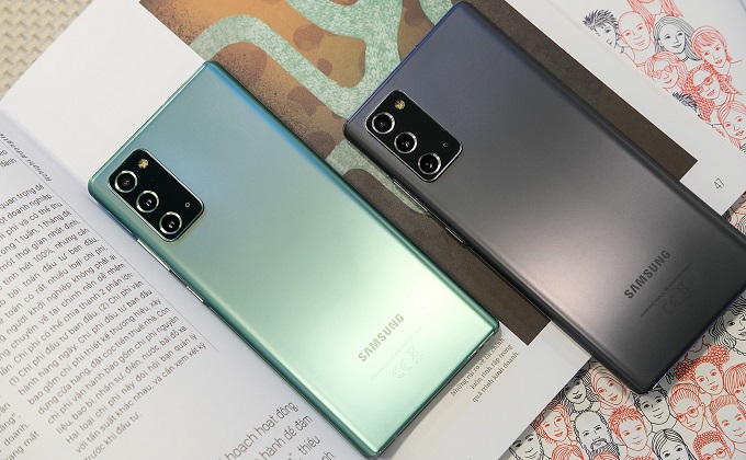 Mặt lưng nhựa nhưng vẫn đậm chất sang trọng