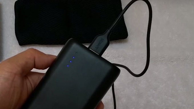 Được trang bị thêm đèn LED để hiển thị mức pin còn lại của củ pin sạc