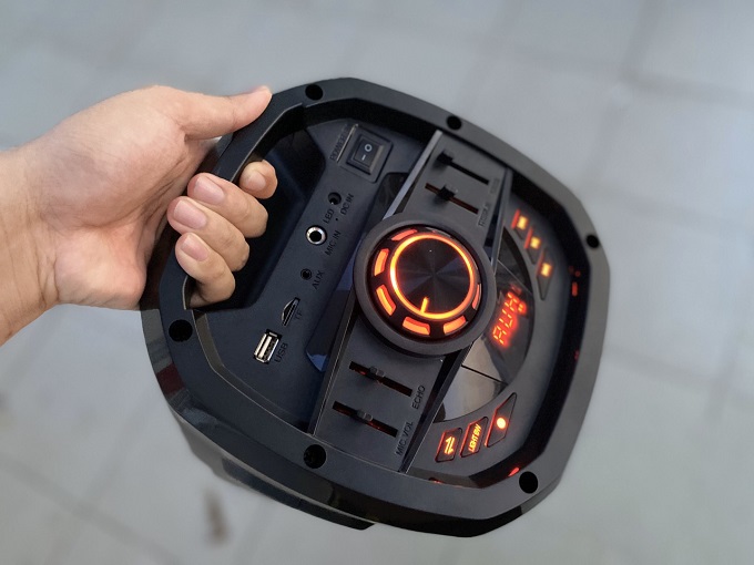 Loa karaoke FeiYang FG206-06 có bộ điều chỉnh ânh thanh được thiết lập ở phía trên 