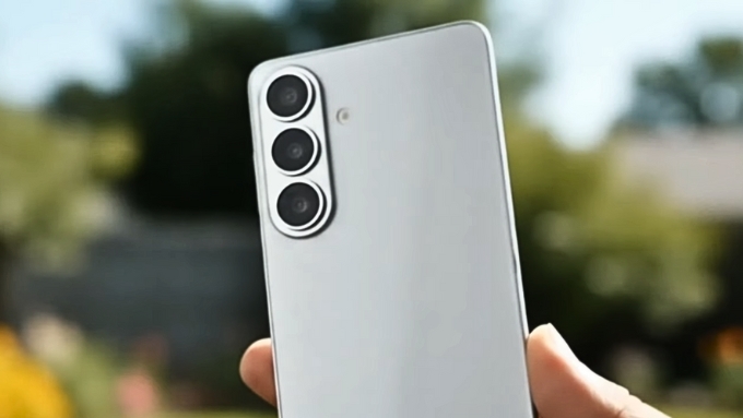 Thiết bị sở hữu hệ thống 3 camera sau, hướng đến khả năng chụp ảnh linh hoạt trong nhiều bối cảnh sử dụng