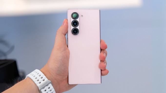 Thiết kế Samsung Galaxy Z Fold 6 hiện đại, vuông vức