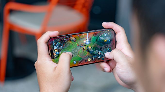 Hiệu năng mạnh mẽ với chip A18 Pro, RAM 8GB